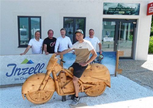 Der aktuell beste deutsche Eisspeedwayfahrer Luca Bauer hat gleich Platz genommen auf der neuen Eisspeedway-Holzmaschine in Inzell. Das begeistert (von links) Inzells Bürgermeister Michael Lorenz, Vater Günther Bauer, Roger Pawellek (Vorstandsvorsitzender der Kreissparkasse Traunstein Trostberg) und Markus Stuckmann (Geschäftsführer ITG). Foto Wegscheider