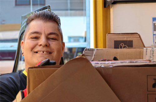 Der Alltag ist stressig, aber die Stephanskirchener Zustellstützpunktleiterin Steffi Häusler liebt ihren Job. Foto  Weindl