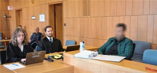Der Angeklagte mit seinen Verteidigern Juliane Weber und Claus Erhard. Foto Kretzmer-diepold