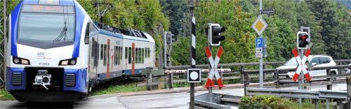 Der Bahnübergang in Eisenärzt wird ebenfalls für einige Zeit komplett gesperrt sein – sowohl für die Züge, als auch für den Straßenverkehr. Foto xe
