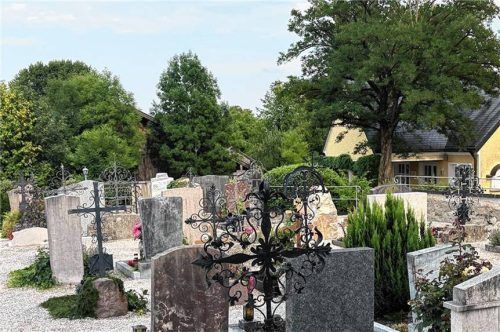 Der Bernauer Gemeinderat hat mit großer Mehrheit einen Antrag der Grünen-Fraktion abgelehnt, der Grabsteine aus Kinderarbeit per Satzung verbieten sollte. Das Bild zeigt den Bernauer Friedhof.Foto Kirchner