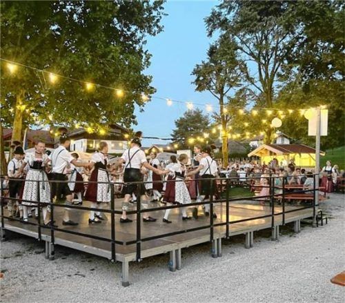 Der Bernauer Trachtennachwuchs zeigt sein Können beim Dorffest des GTEV „D´Staffestoana“. Foto Hötzelsperger