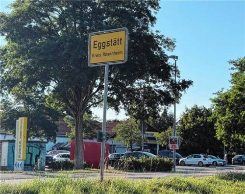 Der bisherige Edeka am Ortseingang von Eggstätt ist an seine Kapazitätsgrenzen gestoßen. Der Neubau direkt gegenüber war nun wieder Thema im Gemeinderat. Foto  Kirchner