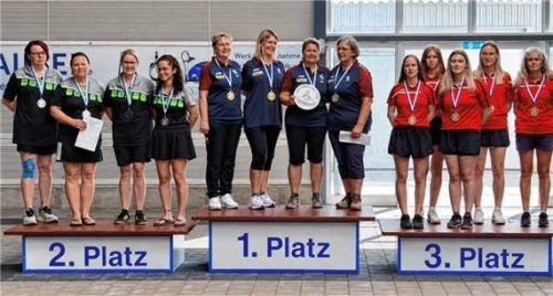 Der EC Bad Feilnbach (Mitte) hat sich den Sieg im Damen-Bayernpokal geholt. Den zweiten Platz belegte das Team aus Weichs (links) vor Zaundorf (rechts).Foto Albert Kamhuber