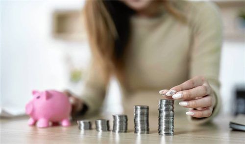 Der Eggstätter Gemeinderat hat einstimmig die Haushaltssatzung für 2026 sowie den Finanzplan bis 2029 genehmigt – bei einer angespannten Finanzlage und einem Gesamthaushalt von knapp 9,73 Millionen Euro. Foto IMAGO/