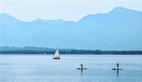 Der Gemeinderat Chiemsee genehmigte den Windfang auf der Fraueninsel.Foto dpa