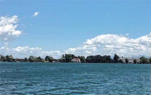 Der Gemeinderat der Fraueninsel befasst sich mit der Möglichkeit, Gebäude auf der Insel künftig mithilfe von Seethermie CO2-neutral zu heizen und zu kühlen. Foto Dachs