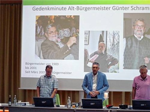Der Gemeinderat mit Bürgermeister Anton Wallner (Mitte) gedachte des verstorbenen Altbürgermeisters Günter Schramm. Foto Werner Stache