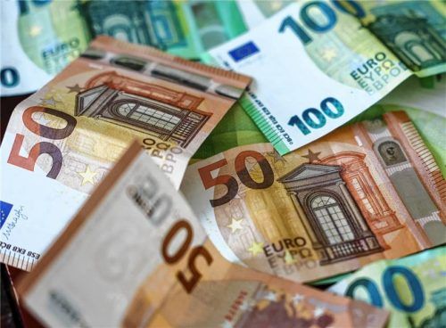 Der Gemeinderat von Gstadt hat die Haushaltssatzung 2026 einstimmig verabschiedet. Das Gesamtbudget umfasst 9,1 Millionen Euro. Foto dpa