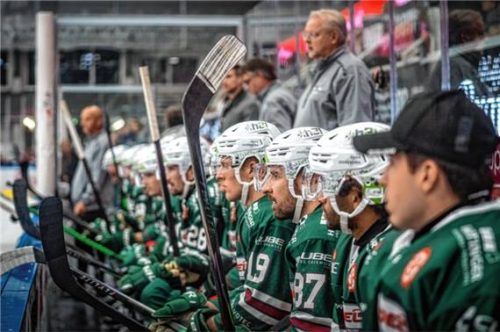 Der gesamte Starbulls-Kader präsentiert sich am heutigen Freitagabend den Rosenheimer Fans.Foto Ludwig Schirmer