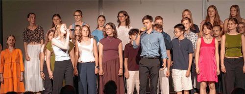 Der große Chor der Schule unter der Leitung von Edith Kaltenbrunner. Fotos Karolinen-Gymnasium Rosenheim