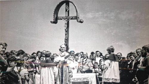 Der Hohenaschauer Schlosskaplan Monsignore Dr. Alois Röck hat am 26. August 1951 das Chiemgaukreuz geweiht. Der Bergmesse wohnten damals rund 3.000 Menschen bei. Foto Archiv von Franz Schaffner