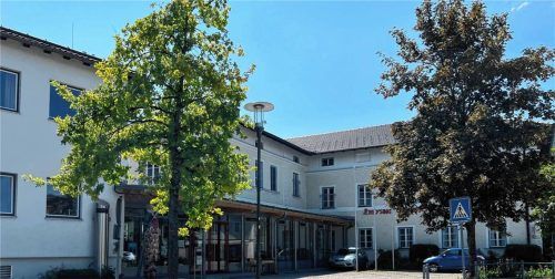 Der Kinderhort – die „Villa Kunterbunt“ – im alten Schulgebäude (rechts) soll von derzeit 53 auf 125 Plätze erweitert werden. Geplant ist, das Gebäude zu sanieren und das Dachgeschoss auszubauen. Foto Kathrin Gerlach
