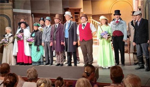 Der letzte Vorhang für Nestroys „Jux“: Nach 23 Vorstellungen verabschiedet sich das Ensemble des Volkstheaters Flintsbach vor nahezu ausverkauftem Haus von seinem Publikum. Foto steffenhagen