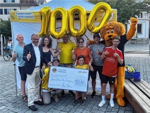 Der Lions Club Rosenheim, vertreten durch Präsident Klaus Stöttner und Maskottchen Löwe Leo, unterstützt das Team Bananenflanke Rosenheim mit 1.000 Euro für den Trainingsbetrieb. Foto Team Bananenflanke Rosenheim / Lions Club Rosenheim