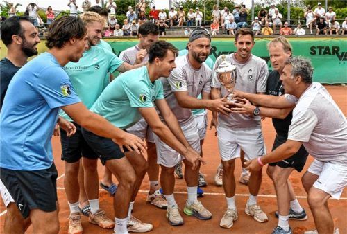Der Meisterpokal ist nun in Rosenheimer Händen.Foto Michael Ruffler/Pix-Sportfotos