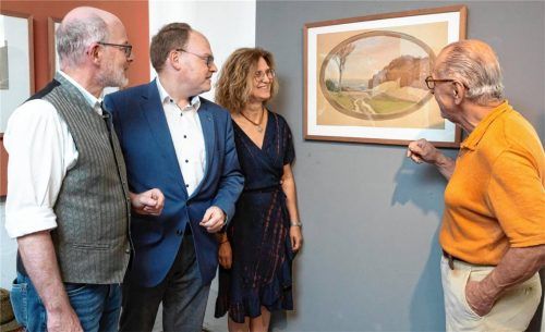Der Museumsleiter und Kulturbeauftragte Karl J. Aß (rechts) mit den Bürgermeistern (von links) Michael Anner und Andreas Friedrich sowie der Kulturbeauftragten Karina Dingler beim Betrachten eines der Exponate. Foto Berger