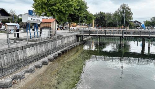 Der niedrige Pegel des Chiemsees ist am Priener Hafen deutlich sichtbar. Foto Nägele