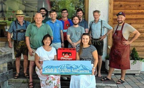 Der nordamerikanische Trachtennachwuchs besucht Schuh und Trachten Auer auf dem Samerberg. Sitzend von links sind Marijo Weinzierl und Sabine Doodee zu sehen. Stehend von links sind Hans Auer, John Weinzierl, Robbie Mutarelli, Jack Kemperle, Andreas Oberheim, Christian Schaeffer, Stefan Hugel, Michael Auer und Benedikt Mies abgebildet. Foto Hötzelsperger