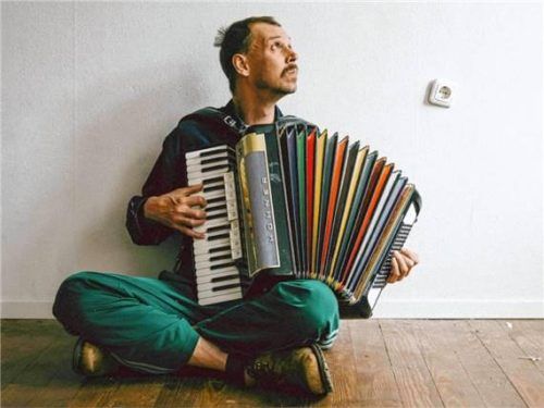 Der Sänger, Songwriter und Akkordeonspieler Maxi Pongratz. Foto  Schuler