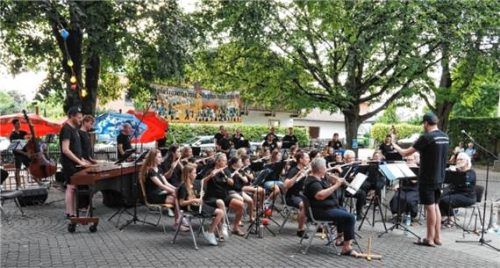 Der Spielmannszug Stephanskirchen begeistert die Zuschauer bei seinem Sommerkonzert. Foto re