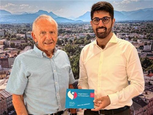 Der Stiftungsratsvorsitzende Diethard Schinzel mit Oberbürgermeister Abuzar Erdogan. Foto Stadt Rosenheim
