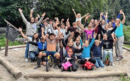 Der Theaternachwuchs von Bad Endorf ist bereit für die nächsten Aufführungen von „Emil und die Detektive“. Foto Hötzelsperger