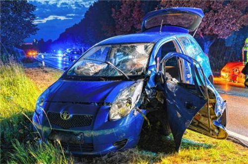 Der Toyota des Kolbermoorers war nach dem Zusammenstoß am Freitagabend in der Aiblinger Au völlig demoliert. Foto Steinberger/EinsatzReport24
