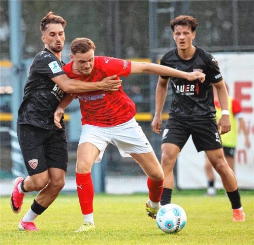 Der TSV Buchbach kann auch kämpfen, wie hier Samed Bahar (links) gegen Daniel Kononenko. Foto Christian Butzhammer