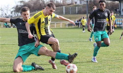 Der TSV Ebersberg (dunkle Trikots) spielte in der vergangenen Saison noch in der Bezirksliga Ost, hier gegen Töging. Jetzt geht es für die „Eber“ in der Münchner Kreisliga im Champions-League-Format um Punkte.Foto Gabi Zucker