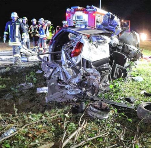 Der Unfall-Pkw wurde völlig zerfetzt. Foto fib/eß