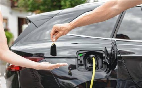 Deutsche Autofahrer entscheiden sich öfter für ein E-Auto.