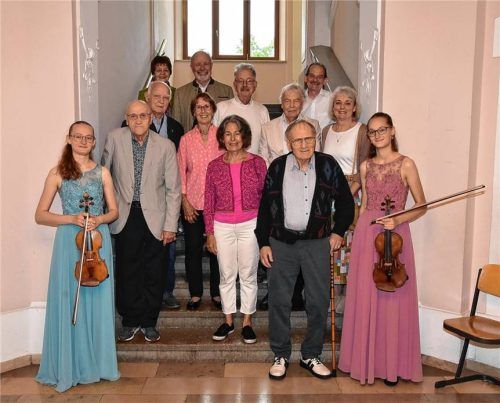 Die Abiturienten des Jahrgangs 1961 feierten ihr 65. Jubiläum am Ignaz-Günther-Gymnasium, umrahmt von den Geigenstücken der Geschwister Bernadette und Elisabeth Pihusch. Foto Schlecker