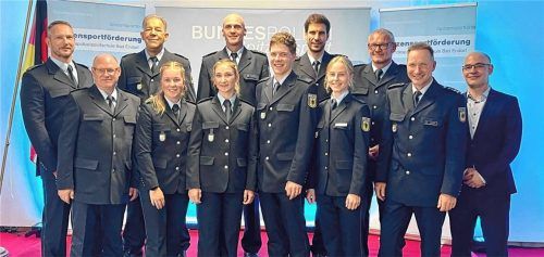 Die Absolventen der Bundespolizeisportschule Bad Endorf mit ihren Ausbildern und Trainern. Foto Bundespolizeisportschule