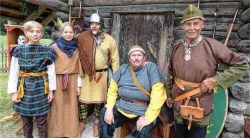 Die Aktivengruppe „Keltoi Norici“ posiert in ihren historischen Gewändern. Foto Müller