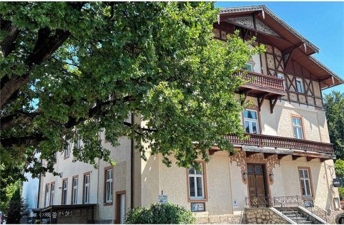 Die alte Bahnhofswirtschaft in Aschau im Chiemgau: Sie soll als Agrad-Boutique-Hotel mit Gastwirtschaft neu entstehen. Foto  Gerlach