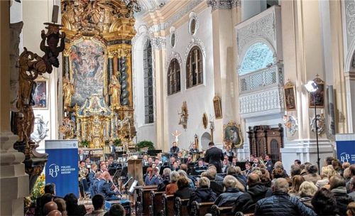 Die Attler Kloster- und Pfarrkirche war beim letzten Konzert des Orchesters im Jahr 2024 gut besucht. Es ist ratsam, sich die Karten vorab zu besorgen, da die Plätze unnummeriert sind und frühes Erscheinen empfohlen wird. Foto burlefinger