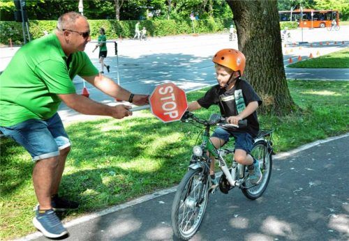 Die Aufgabe des Abklatschens auf einer „Stop“-Kelle konnten auch die kleinsten Radler gut bewältigen. Foto  Berger