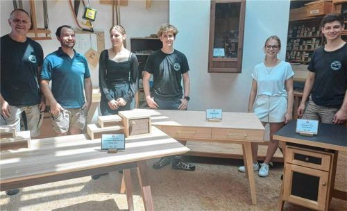 Die Ausbilder, Schreinermeister Michael Huber und Thomas Hintereder (von links), sowie die Schüler Miranda Maier, Maximilian Schneider, Lilly Lorenz und Josef Grießenböck mit ihren Prüfungsstücken in der schuleigenen Schreinerei am Gymnasium Marquartstein. Foto Giesen
