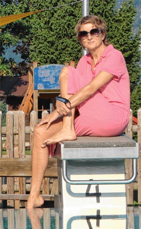 Die Autorin Susanne Pawlik im Waldschwimmbad Niederndorf, wo sie ihre 40 Bahnen am liebsten schwimmt. Foto Martina Poll