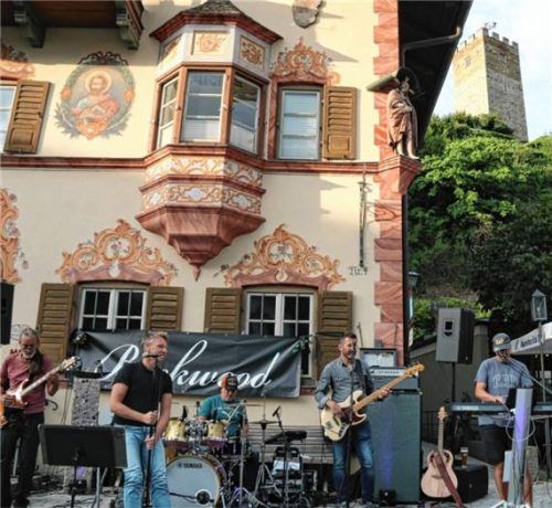 Die Backwood-Bandmitglieder sind (von links): Harry Lang an der Gitarre, Dominik Babl aus Neubeuern am Gesang, Markus Schöberl am Schlagzeug, Franz Leidl aus Altenbeuern an der Gitarre und Markus Reiter am Keyboard. Foto Schwittek