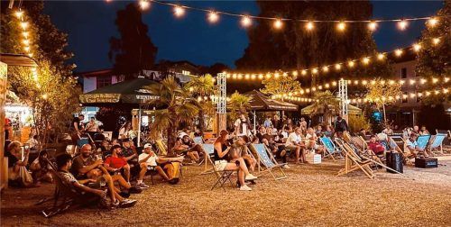 Die Beachbar am Priener Wendelsteinplatz ist diesen Sommer in den Abendstunden beliebt. Aber einen Anwohner stört die Lautstärke. Foto Hell