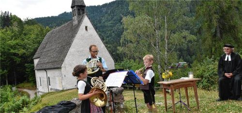 Die beiden jungen Hornspieler Heidi Krause und Simon Bürger sind mit ihrem Lehrer Sebastian Krause zu sehen. Rechts sitzt Pfarrer Gerhard Bergius. Foto Wunderlich
