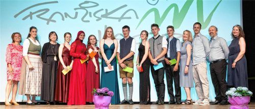 Die Besten mit ihren Lehrern: (von links) Bianka Strahberger, Daniela Heß, Michaela Kaltner, Emma Neumayer, Raimas AlQubaissi, Emely Lengauer, Carina Sontheimer, Lukas Wagner, Sophia Riepertinger, Andreas Kronast, Markus Huber, Syrkin Mykhailo, Johannes Wagner, Christian Liebl und Gabriele Große-Ahlert. Foto Berger
