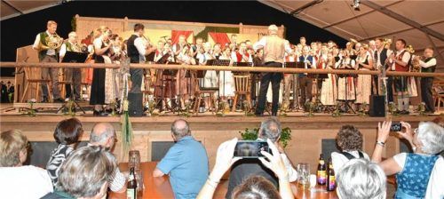 Die Blasmusik der Münchner Philharmoniker und die Musikkapelle Marquartstein musizieren gemeinsam auf der Bühne. Foto Sybilla Wunderlich