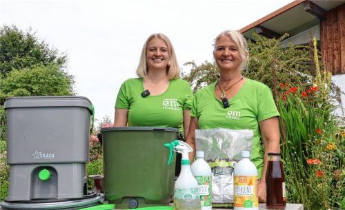Die Blumen sprießen bei Linda (rechts) und Annerose Fischer, denn sie düngen sie mit Bokashi. Foto Mischner