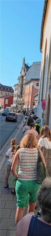 Die Chance auf Sonnenfinsternisbrillen sorgte für einen großen Andrang. Foto Vidal
