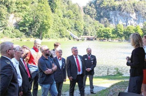 Die Delegation informiert sich am Luegsteinsee. Fotos BRK Kreisverband
