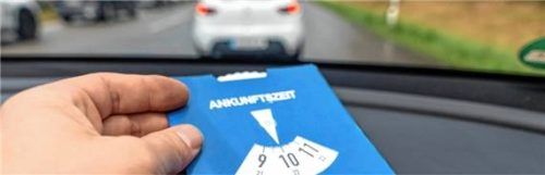Die deutsche Parkscheibe ist auf die Einstellung in Halbe-Stunde-Schritten ausgelegt. In anderen Ländern wird jedoch auf die Viertelstunden genau eingestellt. (Symbolbild) Foto Bihlmayerfotografie/Imago