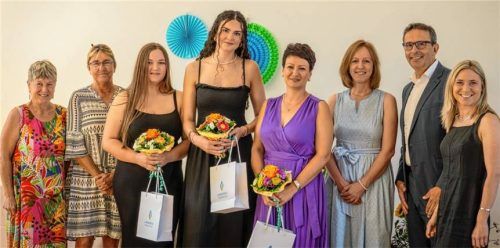 Die drei besten Absolventinnen im Kreis der Gäste: (von links) Walburga Mörtl-Körner, Dunja Wondra, Veronika Schmid, Romy Frisch, Tatjana Vargova, Susanne Fersterer, Steffen Köhler und Lara Treppner. Foto Kliniken Südostbayern AG